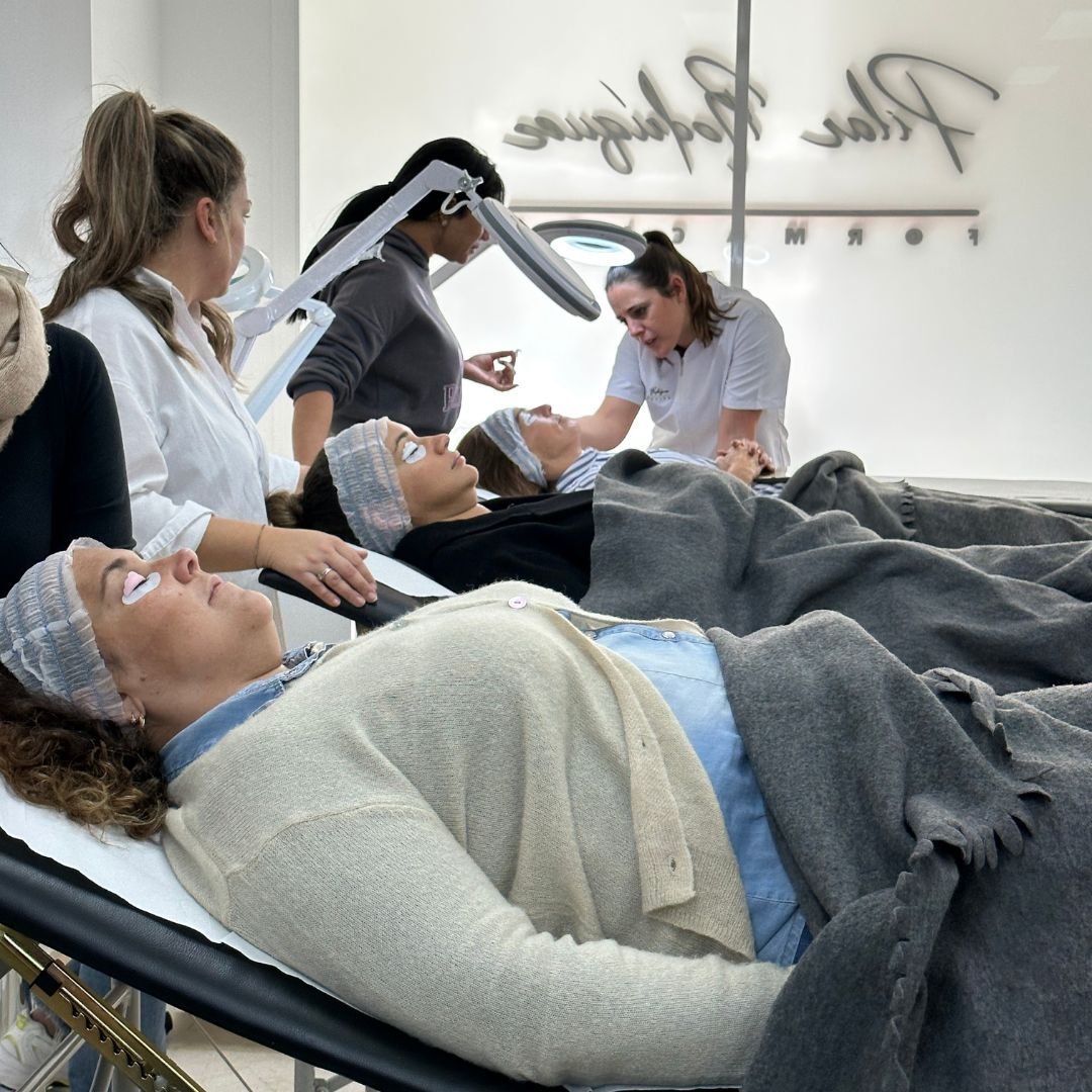 Alumnas durante una formación presencial de estética en Sevilla